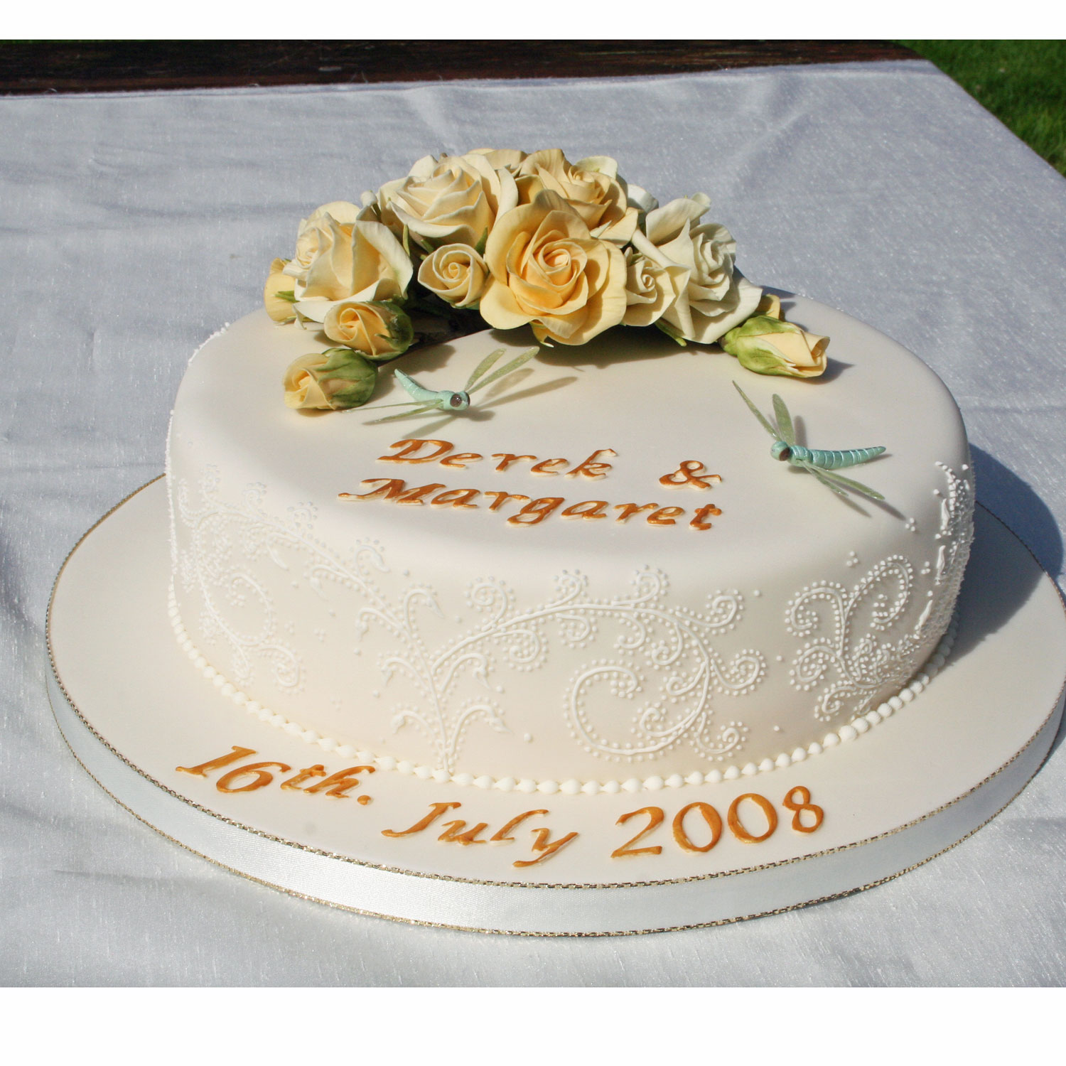 Golden wedding cakes uk